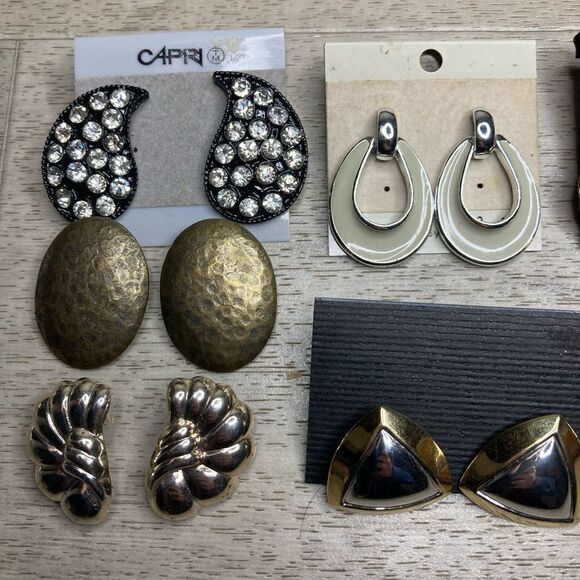Vintage, 8 Pairs of Metal Drop Stud Dangling Earrings Capezio in Invicta Case - Picture 7 of 7